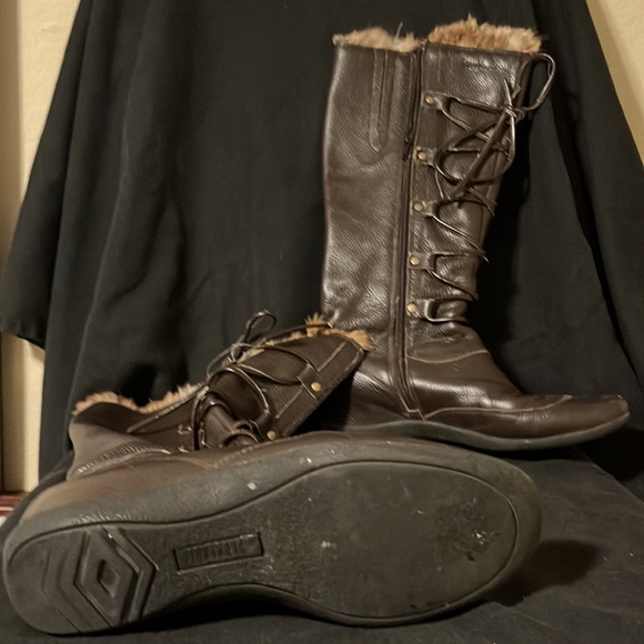 Beautiful Brown Lace up boots with fur look - Picture 2 of 5